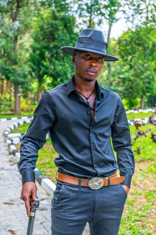 Tenue été homme 2026 : look casual élégant en chino et chemise légère dans un parc