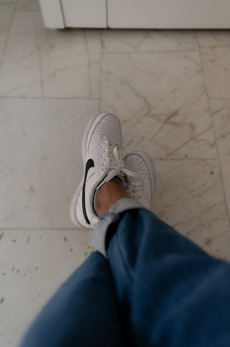 Basket femme tendance 2026 - sneakers blanches portées au quotidien