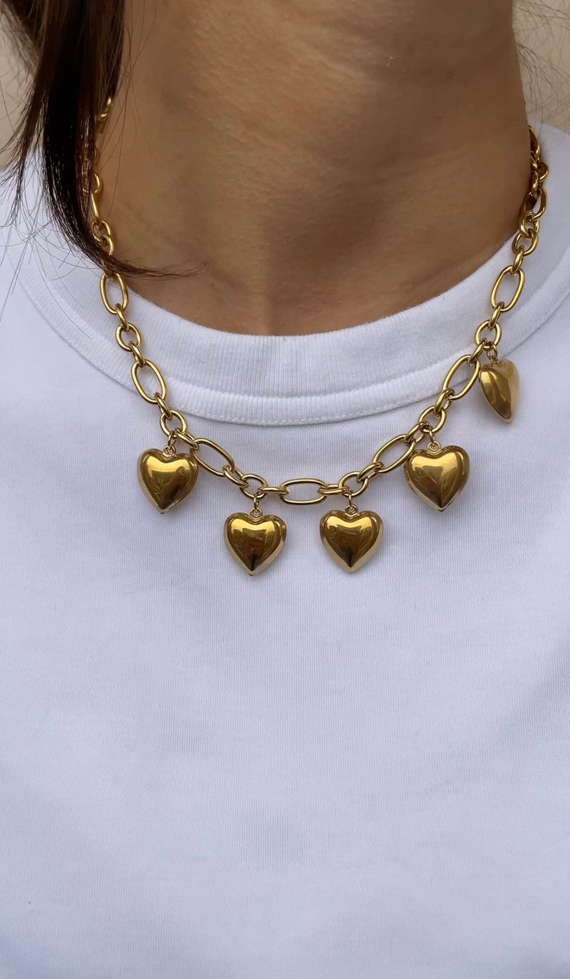 Collar de múltiples corazones