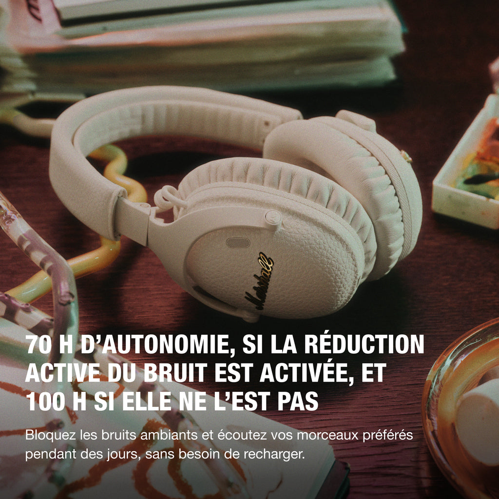 Marshall – Monitor III ANC - Cuffie Wireless - Crema, cuffie audio bianche appoggiate su un tavolo in legno, vista frontale