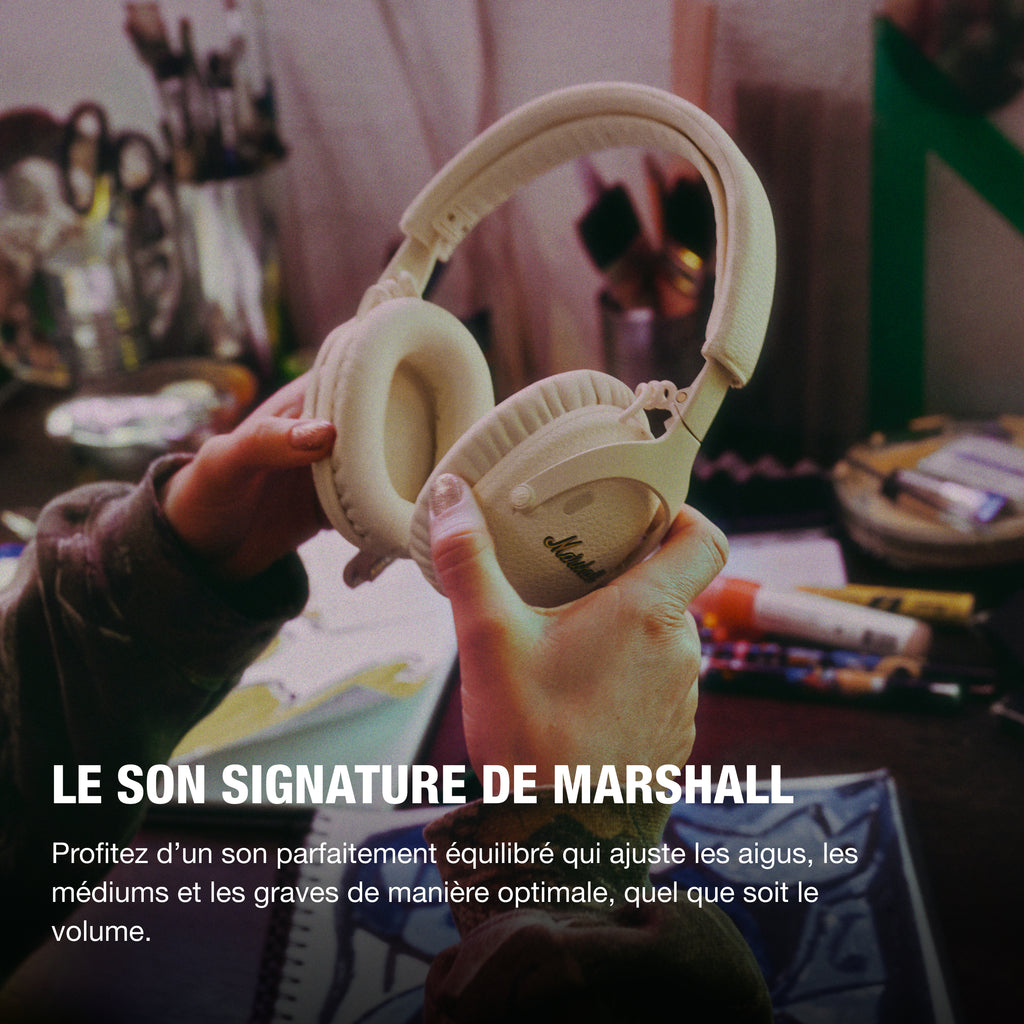 Marshall – Monitor III ANC - Cuffie Wireless - Crema, una persona tiene delle cuffie audio color crema