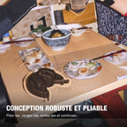 Marshall – Milton ANC - Auriculares Inalámbricos - Marrón, auriculares marrones apoyados sobre una mesa de restaurante japonés con platos