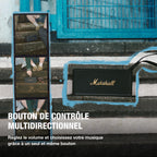 Marshall – Middleton II - Altavoz Portátil - Black & Brass, altavoz Marshall negro apoyado en unos escalones de hormigón