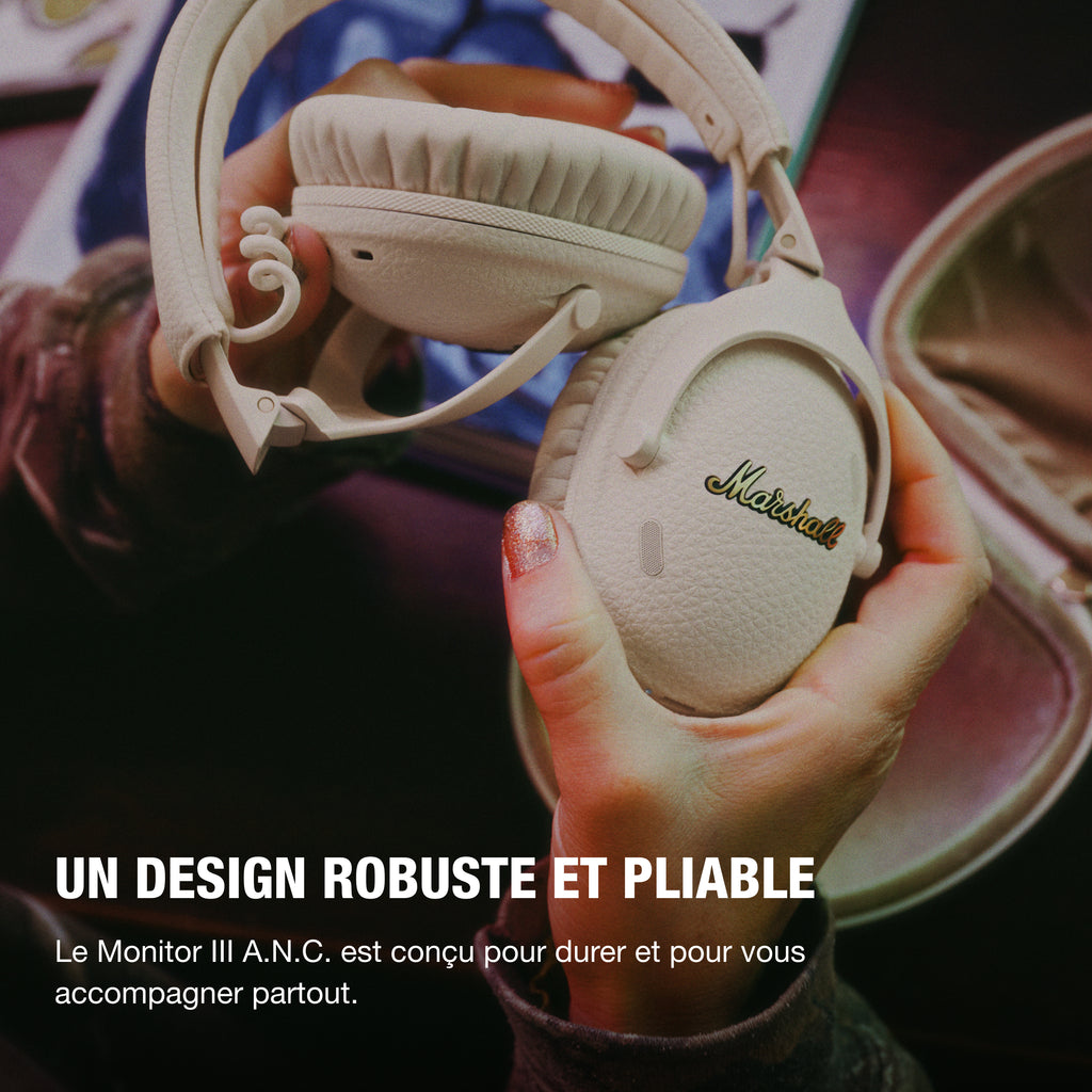 Marshall – Monitor III ANC - Cuffie Wireless - Crema, una persona tiene delle cuffie audio beige tra le mani
