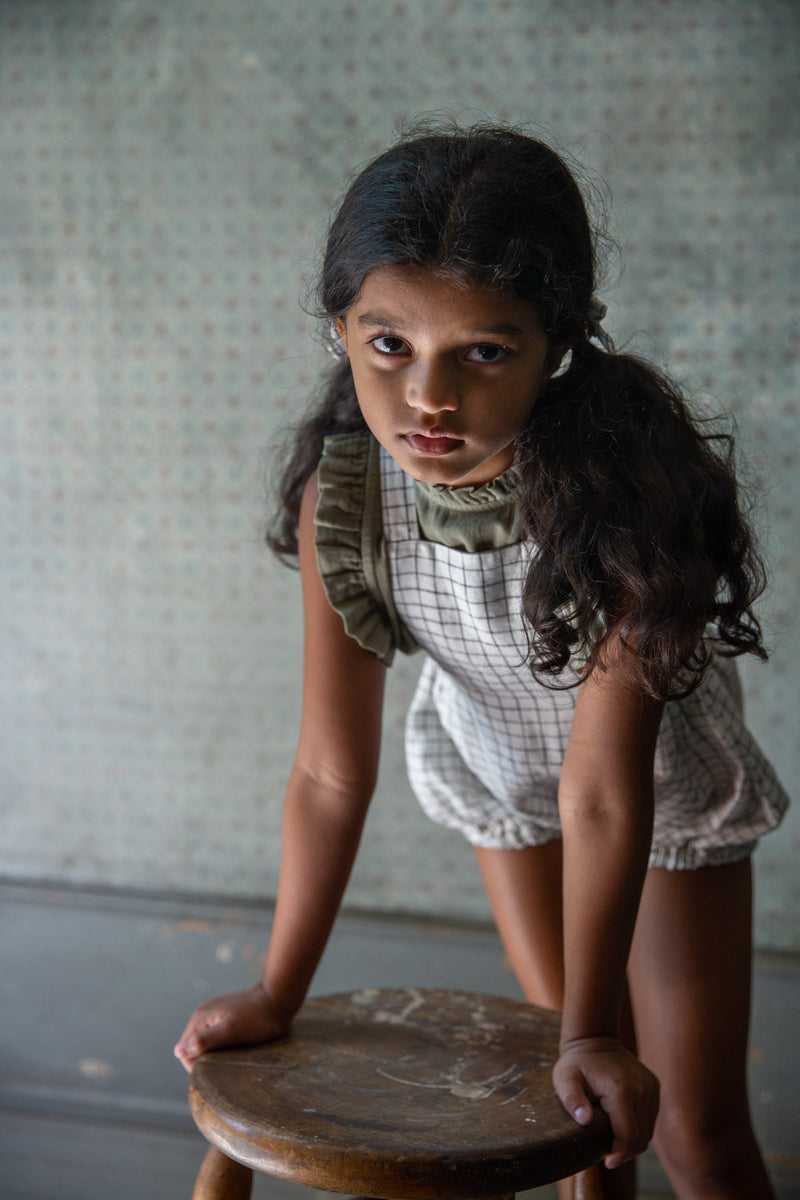 Romper Oona papel cuadriculado - Selección Soor Ploom para encontrar en amaetc.com, tienda conceptual ecológica para niños