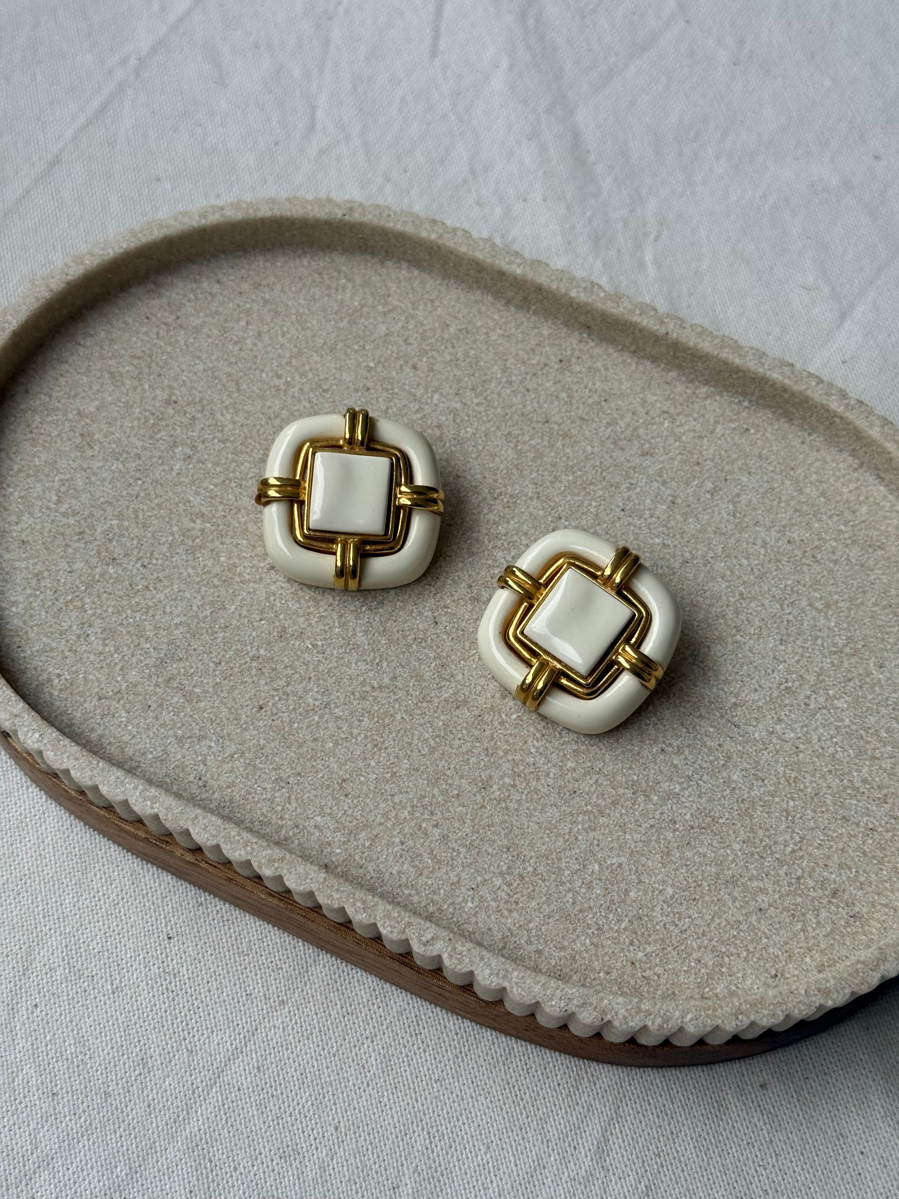 Pendientes Vintage - Resina Blanca y Metal Dorado