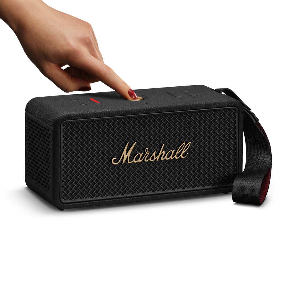 Marshall – Middleton II - Altavoz Portátil - Black & Brass, altavoz negro con logotipo dorado, una mano presiona sobre él