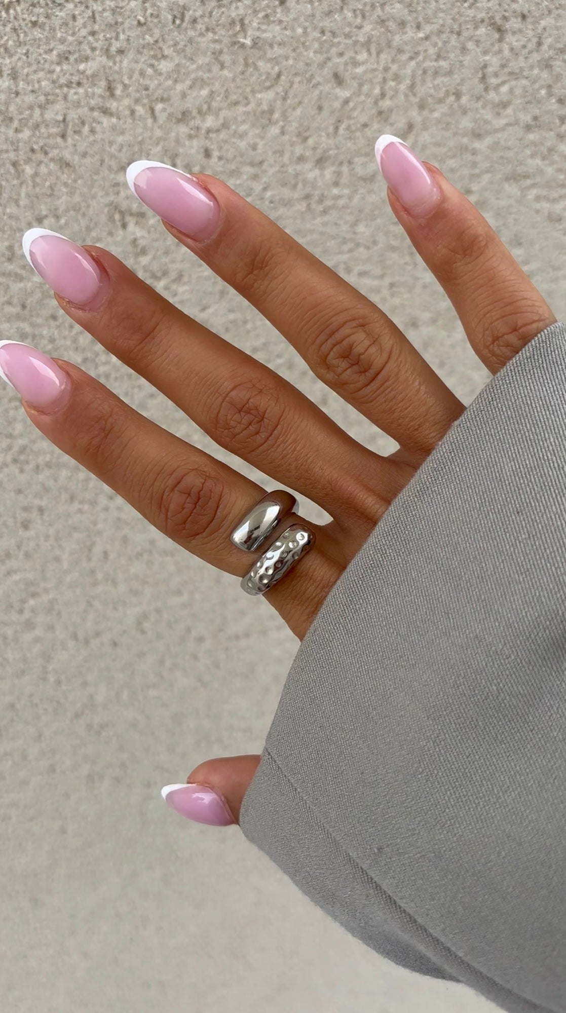 Anillo abrazo martillado