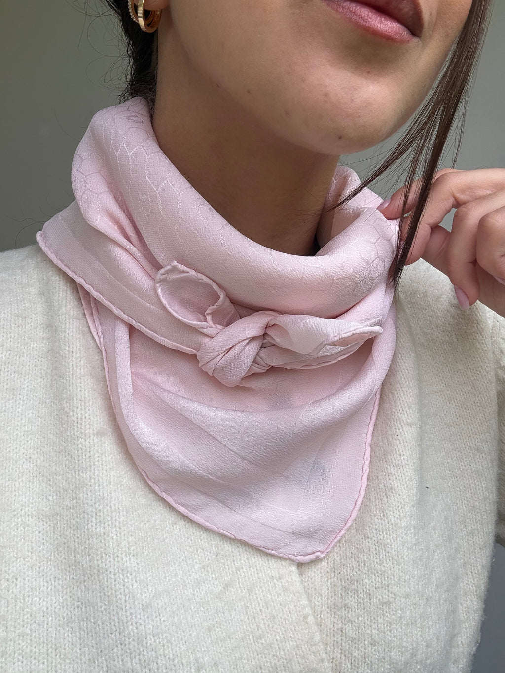 Bufanda Christian Dior vintage – Monograma tono sobre tono rosa
