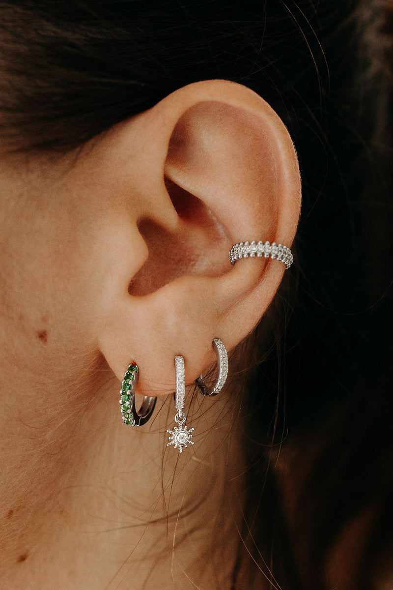 Composition de mini créoles plaqué or avec pierres zircons