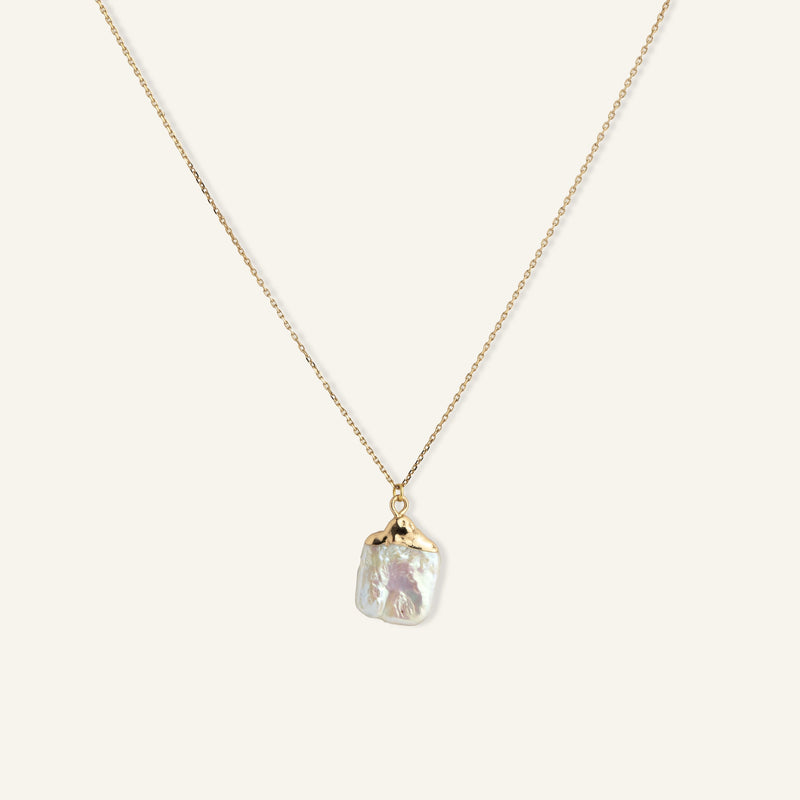 Collier femme plaqué or avec un pendentif en nacre
