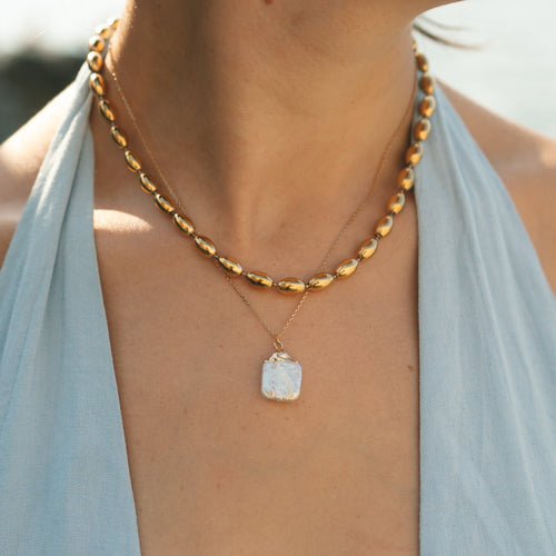 Collier femme plaqué or avec un pendentif en nacre