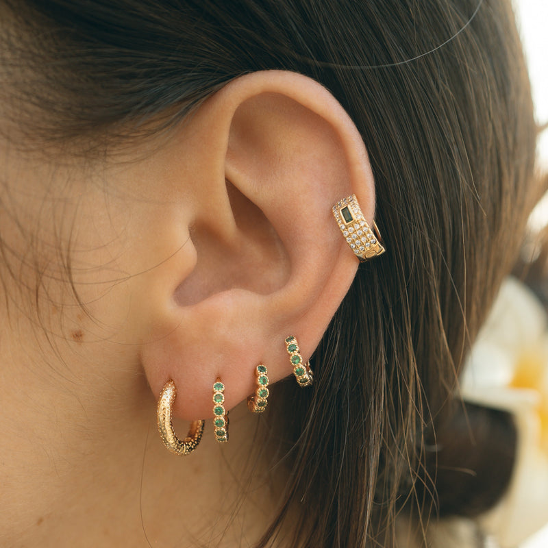 Mini créole femme plaqué or avec zircons blancs et verts sertis