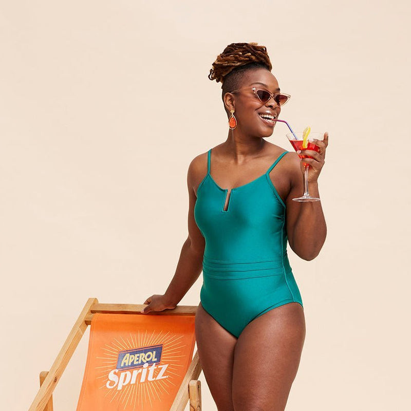 Mannequin Claudia vert fond beige 1 sisters republic