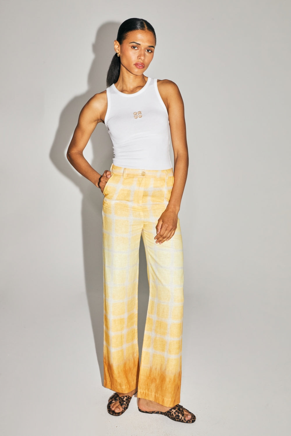 Le Pantalon Yves En Lin Aux Carreaux Tie And Dye