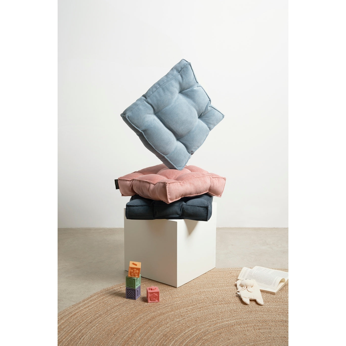 Gustav Square Cushion in Ribbed Velvet - Navy