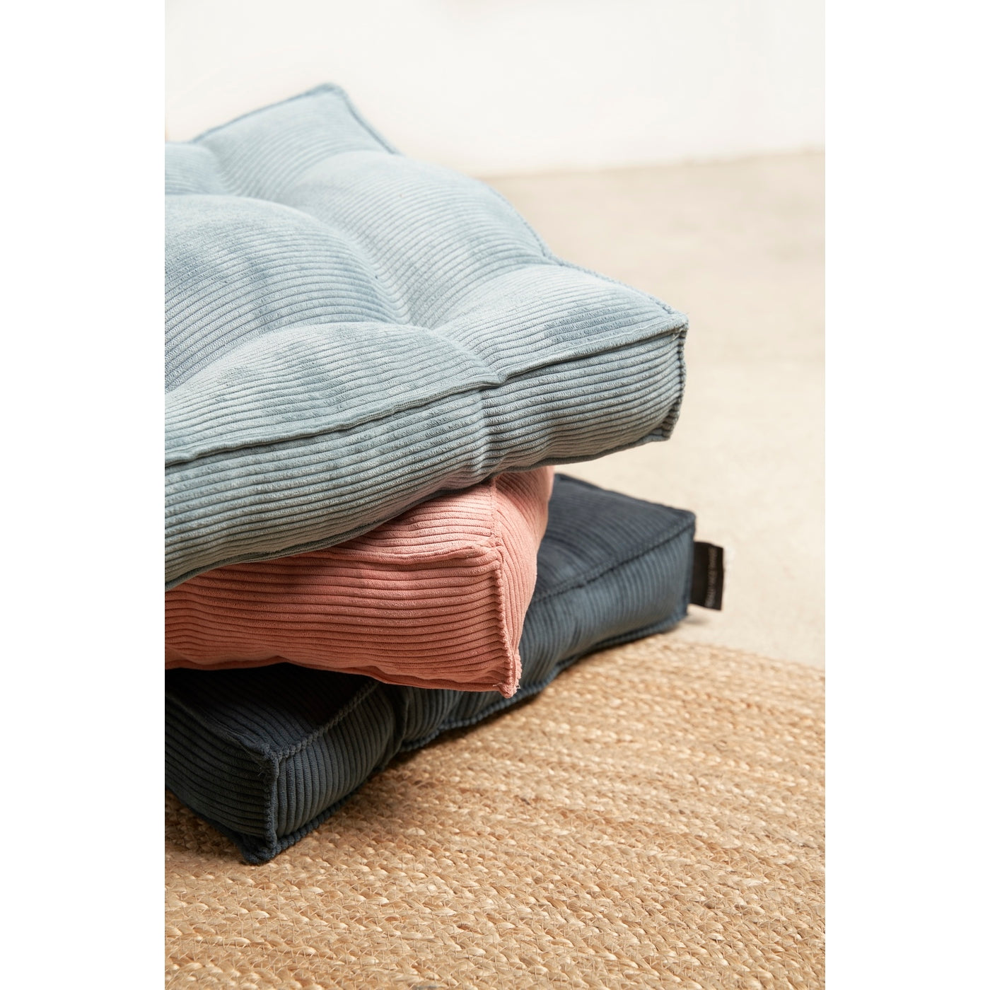 Gustav Square Cushion in Ribbed Velvet - Navy