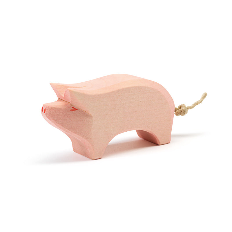 Figurine en bois Cochon, fabrication éthique et artisanale. Sélection Ostheimer sur amaetc.com, concept store eco friendly pour enfants