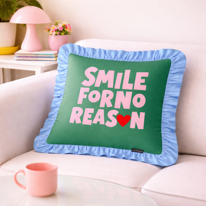 Coussin Velours à Volants "Smile for no reason"