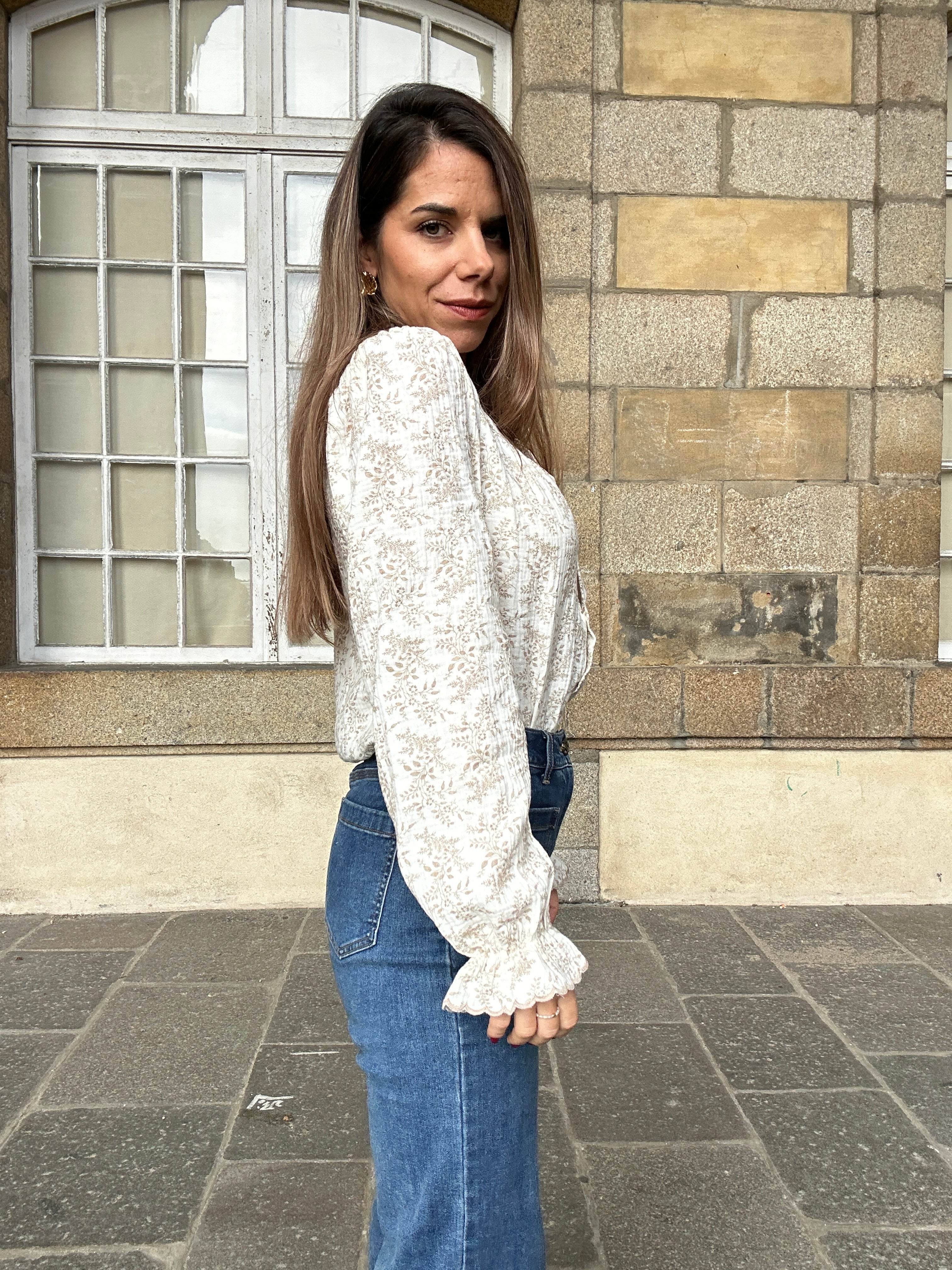Amélia beige floral blouse