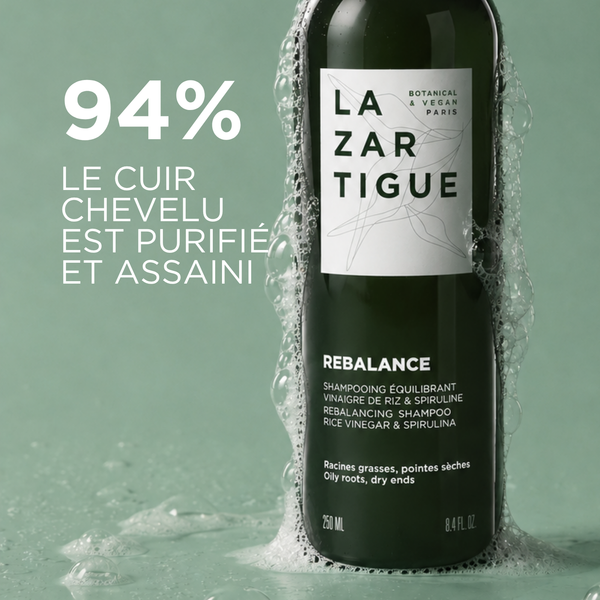 Lazartigue – Rebalance Shampoo (Ausgleichendes Shampoo für Ansatz & Spitzen), dunkelgrüne Shampooflasche mit weißem Etikett im Schaum