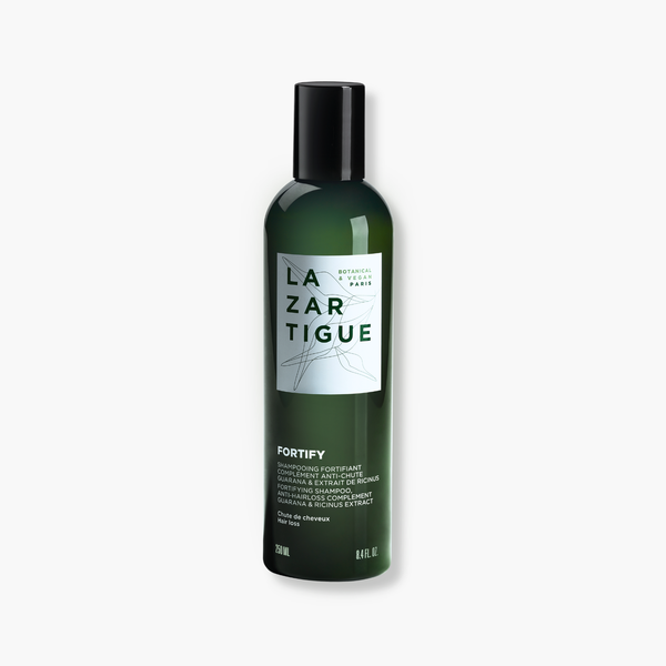 Lazartigue – Shampoing Fortify (stärkendes Anti-Haarausfall-Shampoo), dunkelgrüne Shampooflasche mit weiß-schwarzem Etikett