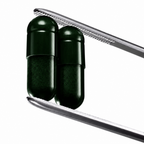 Lazartigue – Boost Gélules (Integratore Alimentare Anticaduta₁), due capsule verde scuro tenute da una pinzetta metallica su sfondo bianco