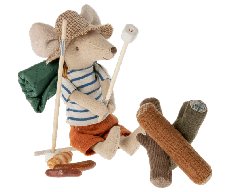 Juego de fogata, cuando los ratones caminantes viajan, les encanta sentarse cerca del fuego y preparar su comida. Este set viene con palos, comida y ramas. Los bastones tienen una pequeña pieza metálica para que los ratones excursionistas puedan sujetarlos con sus patas magnéticas. - Selección MAILEG en amaetc.com, concept store ecológico para niños