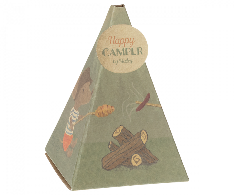 Juego de fogata, cuando los ratones caminantes viajan, les encanta sentarse cerca del fuego y preparar su comida. Este set viene con palos, comida y ramas. Los bastones tienen una pequeña pieza metálica para que los ratones excursionistas puedan sujetarlos con sus patas magnéticas. - Selección MAILEG en amaetc.com, concept store ecológico para niños