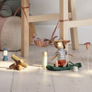 Juego de fogata, cuando los ratones caminantes viajan, les encanta sentarse cerca del fuego y preparar su comida. Este set viene con palos, comida y ramas. Los bastones tienen una pequeña pieza metálica para que los ratones excursionistas puedan sujetarlos con sus patas magnéticas. - Selección MAILEG en amaetc.com, concept store ecológico para niños