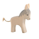 Figurine en bois anon, fabrication éthique et artisanale. Sélection Ostheimer sur amaetc.com, concept store eco friendly pour enfants