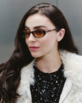 Lunettes de soleil Mira Ecaille — monture papillon, portées par une femme