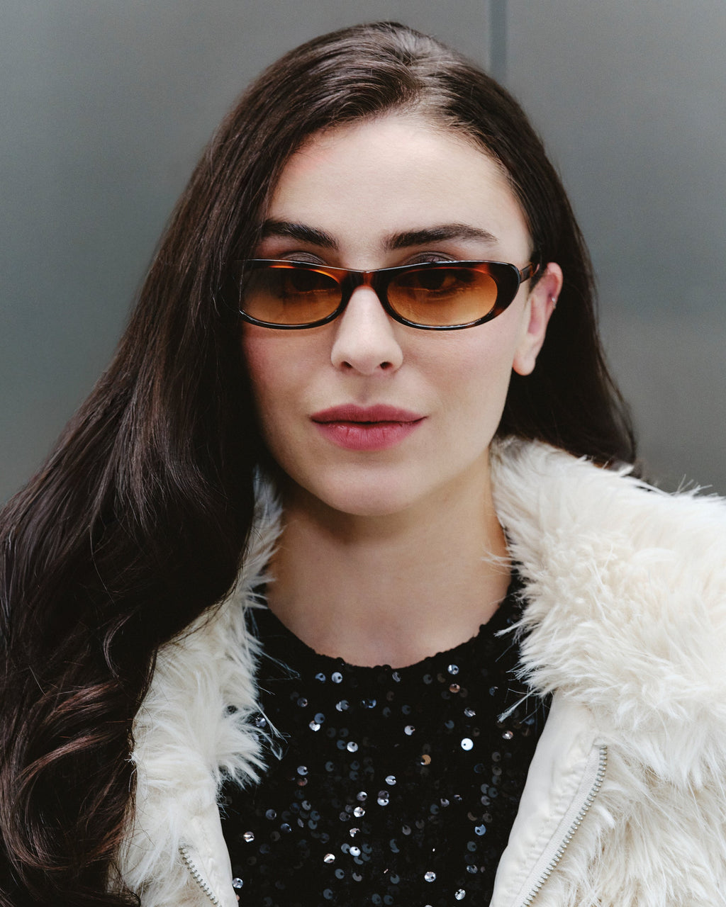 Lunettes de soleil Mira Ecaille — monture papillon, portées par une femme