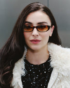 Lunettes de soleil Mira Ecaille — monture papillon, portées par une femme