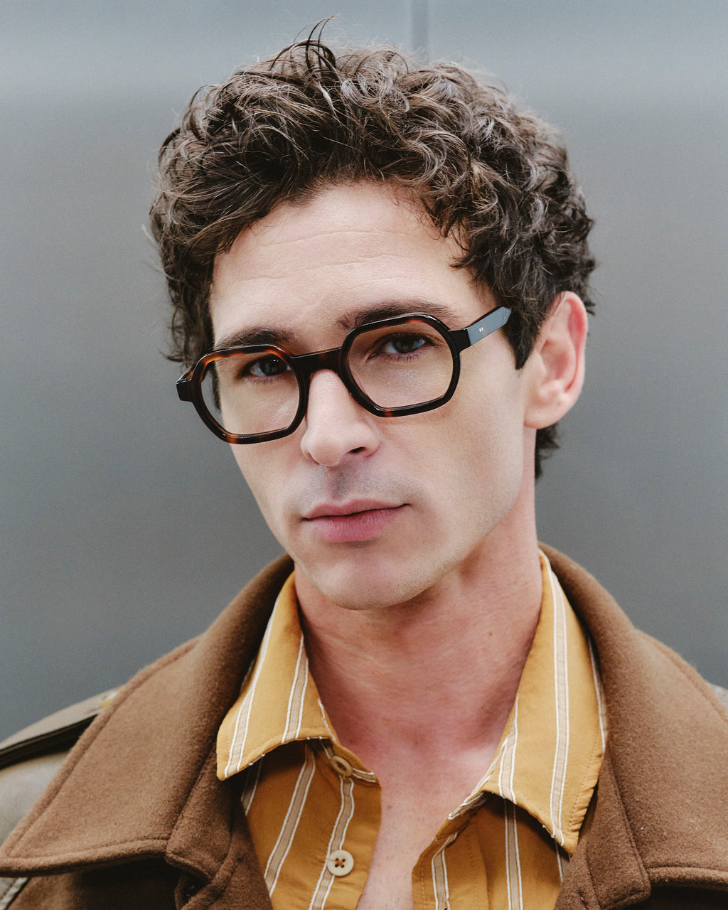 Lunettes de vue Tiago Ecaille — monture rectangulaire, portées par un homme