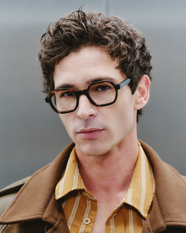 Lunettes de vue Tiago Ecaille — monture rectangulaire, portées par un homme