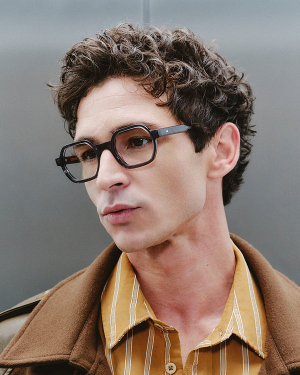 Lunettes de vue Tiago Gris — monture pantos, portées par un homme