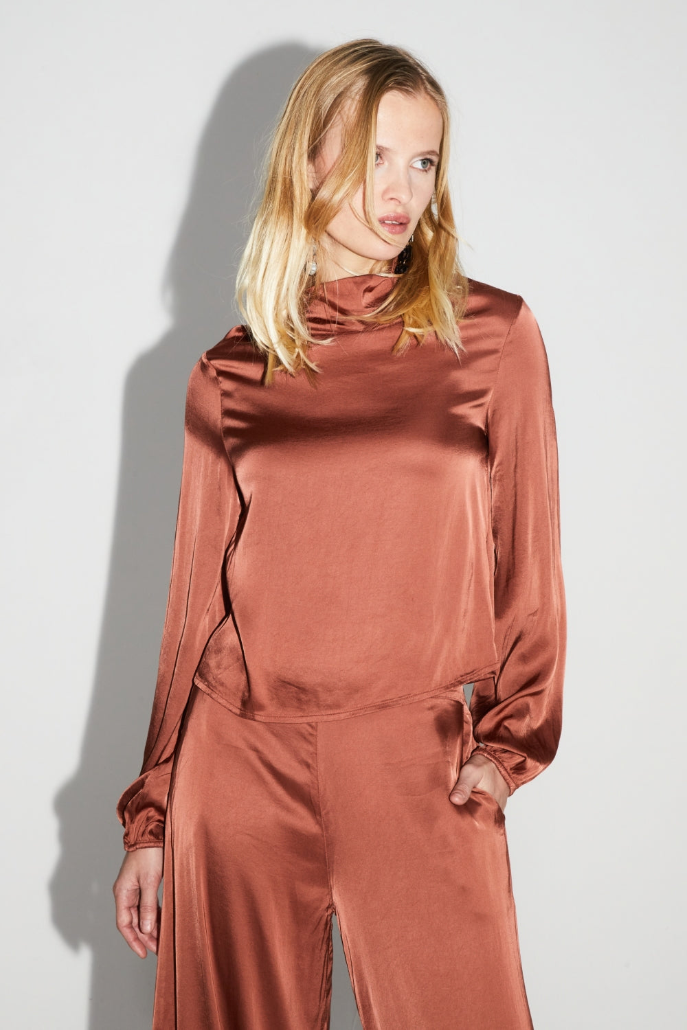 La Blouse Cléa Satin Viscose Strech Cognac Fabriquée En Italie