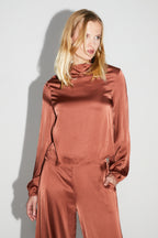 La Blouse Cléa Satin Viscose Strech Cognac Fabriquée En Italie