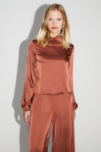 La Blouse Cléa Satin Viscose Strech Cognac Fabriquée En Italie