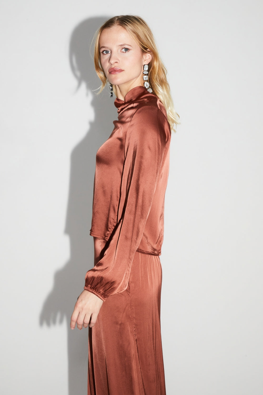 La Blouse Cléa Satin Viscose Strech Cognac Fabriquée En Italie