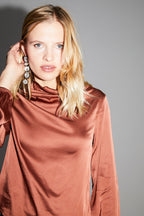 La Blouse Cléa Satin Viscose Strech Cognac Fabriquée En Italie