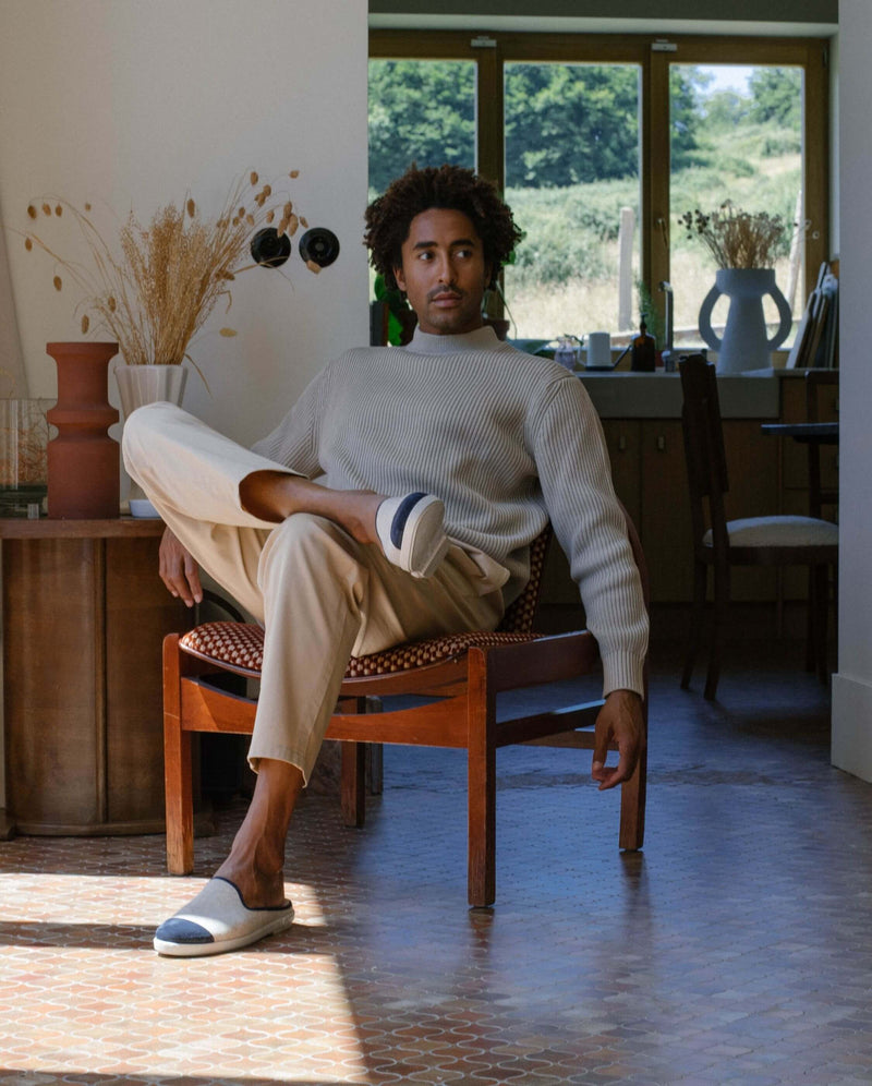 Mule homme laine, beige marine Angarde  porté lifestyle loin