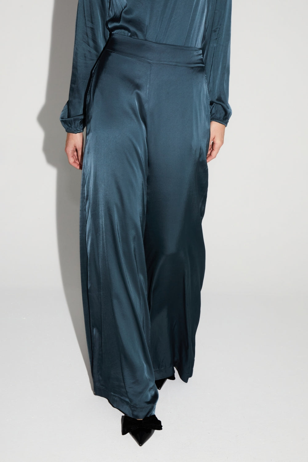 Pantalon Charlie Satin Viscose Bleu Atlantique Fabriqué En Italie