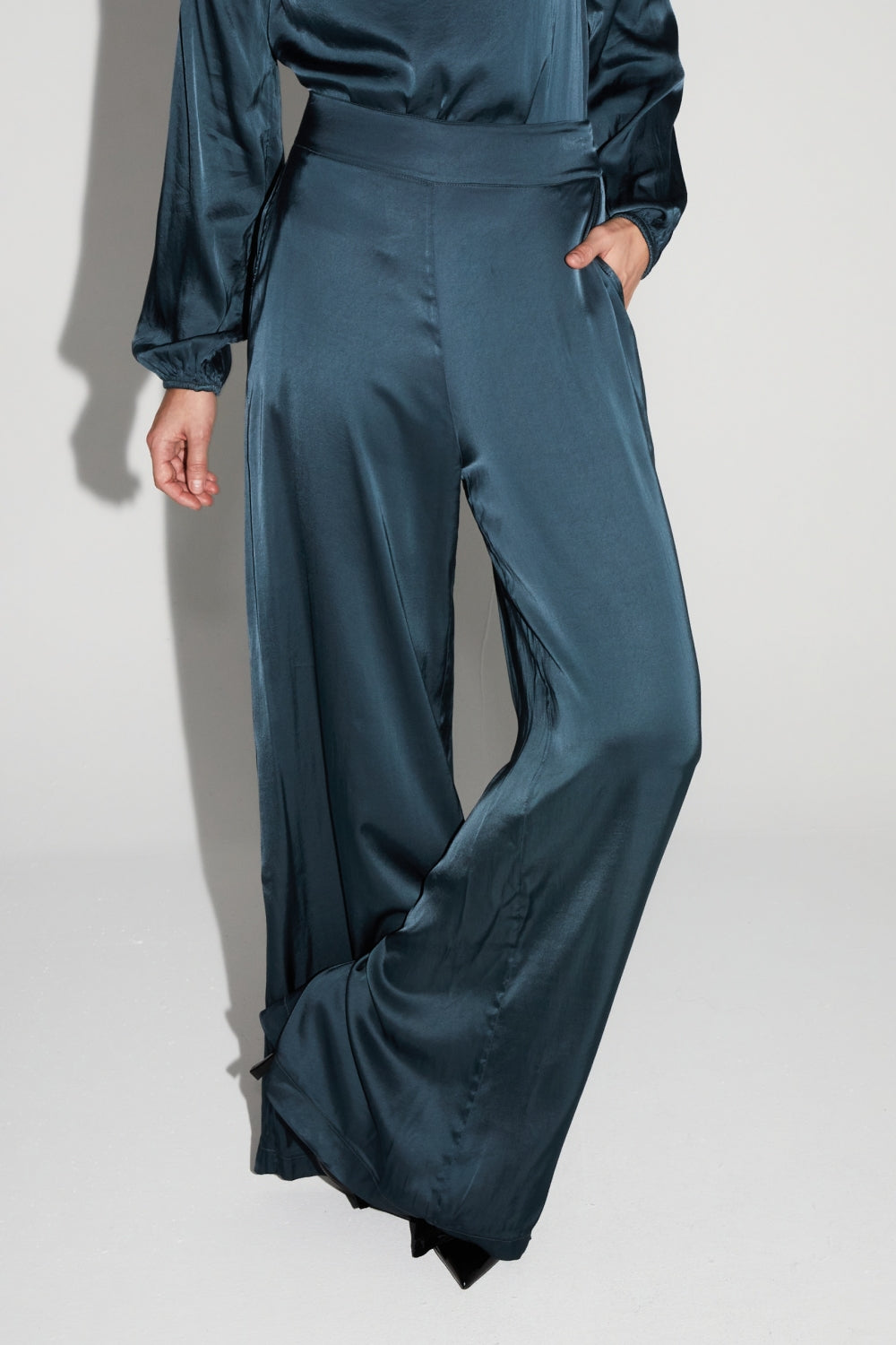 Pantalon Charlie Satin Viscose Bleu Atlantique Fabriqué En Italie