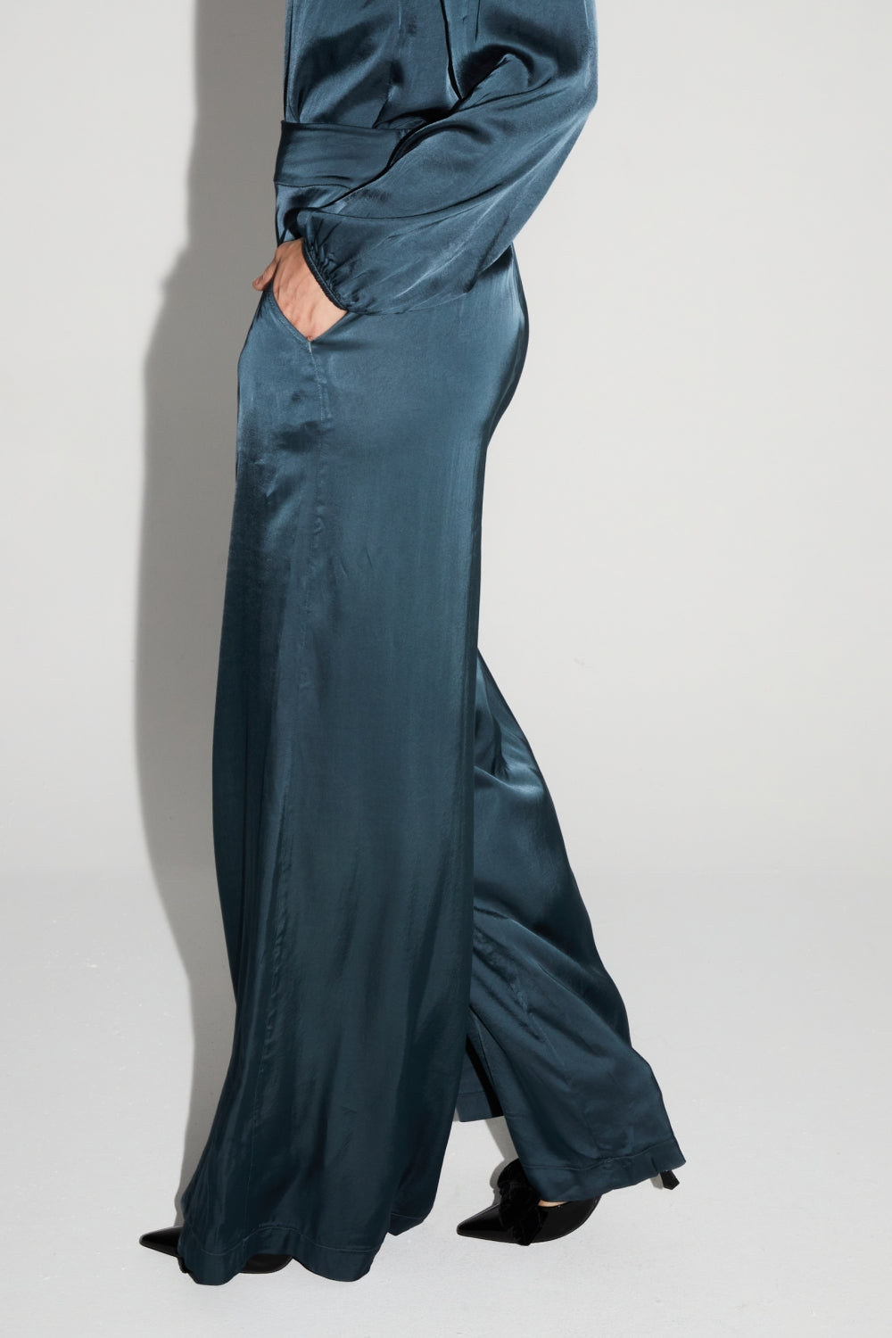 Pantalon Charlie Satin Viscose Bleu Atlantique Fabriqué En Italie