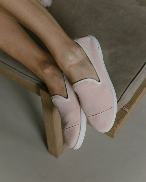 chausson cuir femme rose Angarde porté close up