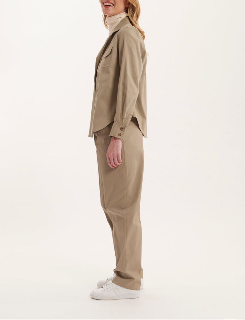 Ines De La Fressange – Chemise Evana - Beige, kvindelig model iført beige skjorte og bukser, set fra siden