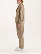 Ines De La Fressange – Chemise Evana - Beige, kvindelig model iført beige skjorte og bukser, set fra siden
