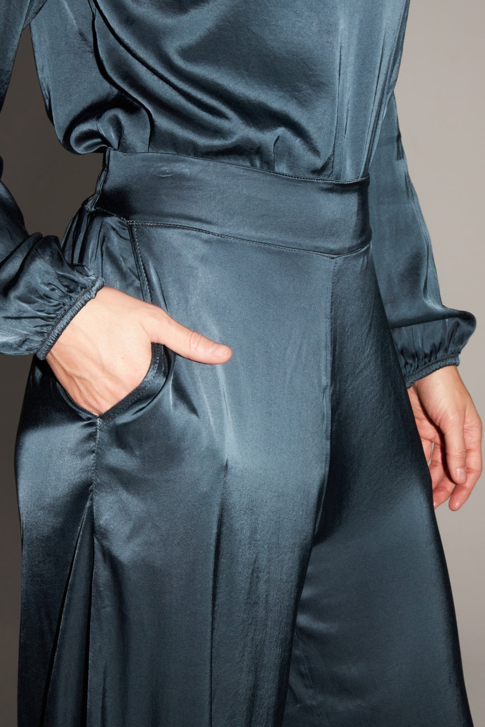 La Blouse Cléa Satin Viscose Strech Bleu Atlantique Fabriquée En Italie